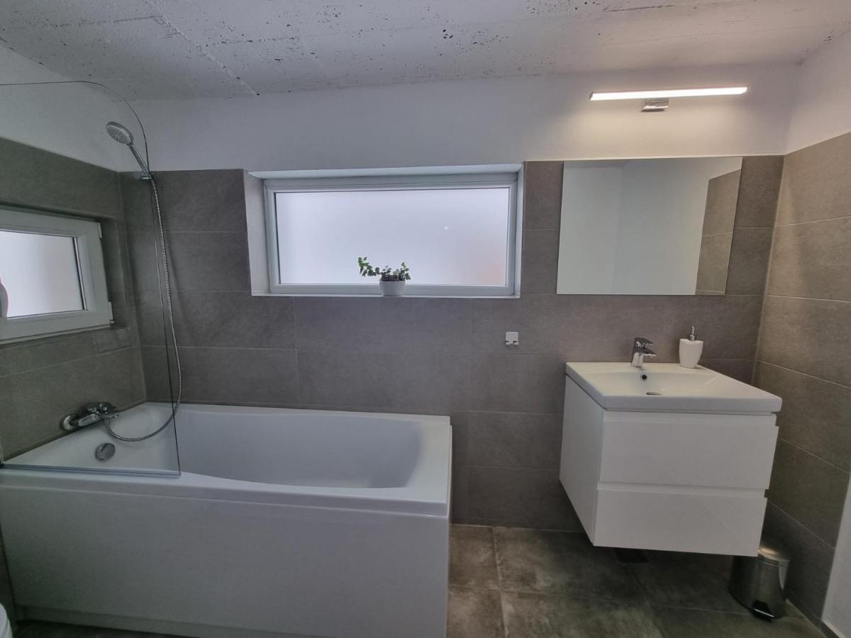 The Cozy Bunker Apartment Sibiu Ngoại thất bức ảnh